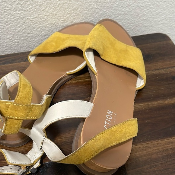 Kenneth Cole Reaction Jolly Low Wedge Golden Yellow Sandal size 6.5 - Picture 3 of 16